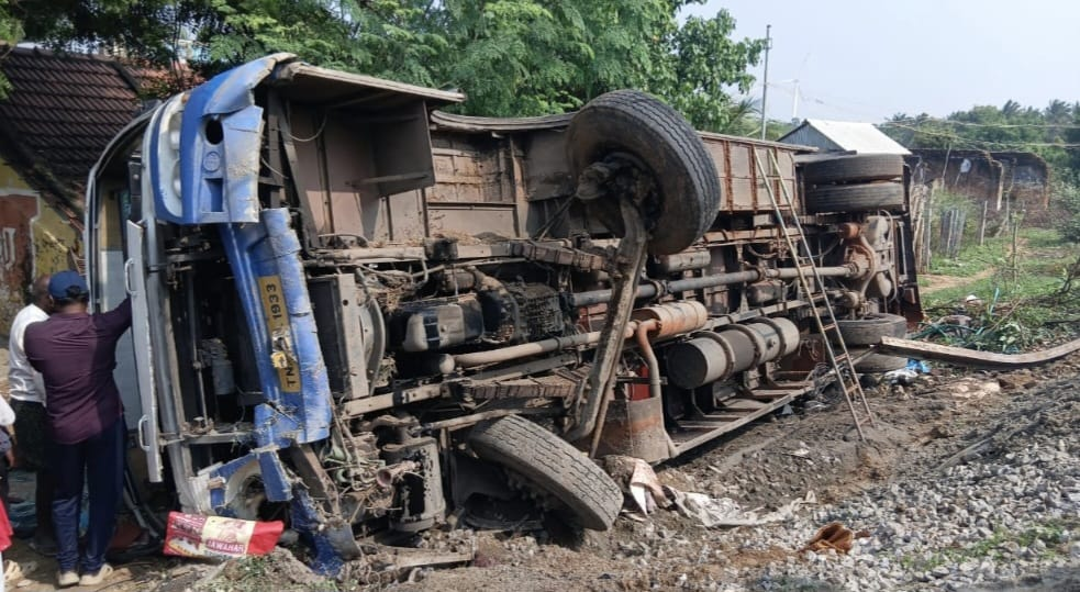 திருநெல்வேலி கூடங்குளம் அருகே, அரசுப்பேருந்து பள்ளத்தில் கவிழ்ந்து விபத்து! காயம் அடைந்த 27 பேர்களை, உடனடியாக மருத்துவமனையில் சேர்த்த காவல்துறையினர்!