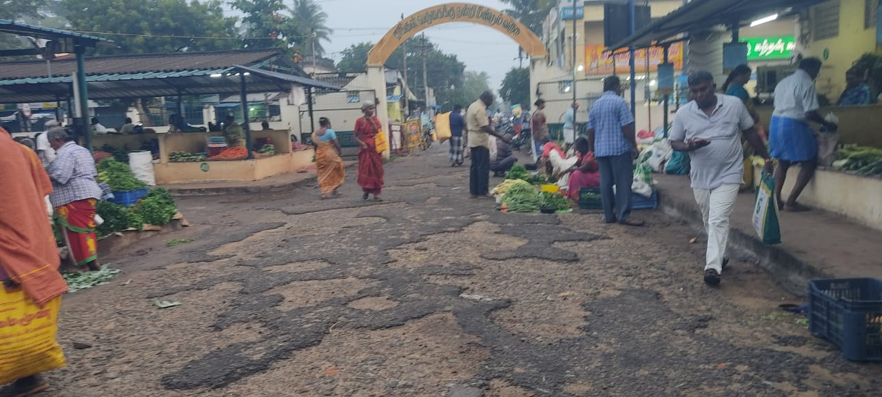 உடுமலை உழவர் சந்தையில் சேதமான தரைத்தளத்தை சீரமைக்க பொதுமக்கள் கோரிக்கை…
