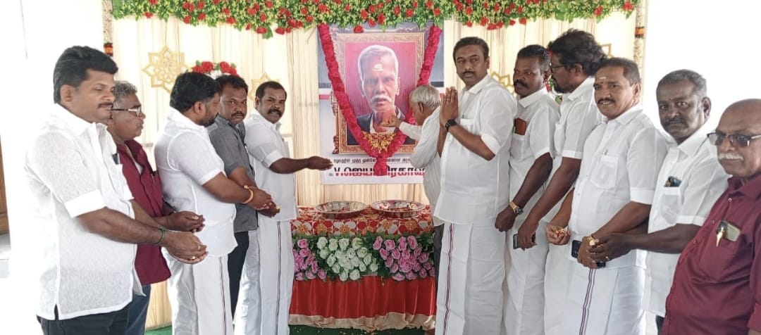 திருநெல்வேலியில், முன்னாள் "அரசு வழக்கறிஞர்" V. ஜெயப்பிரகாஷ் திருவுருவப்படத்திற்கு, மாலை அணிவித்து, மரியாதை செலுத்திய அதிமுக நிர்வாகிகள்!