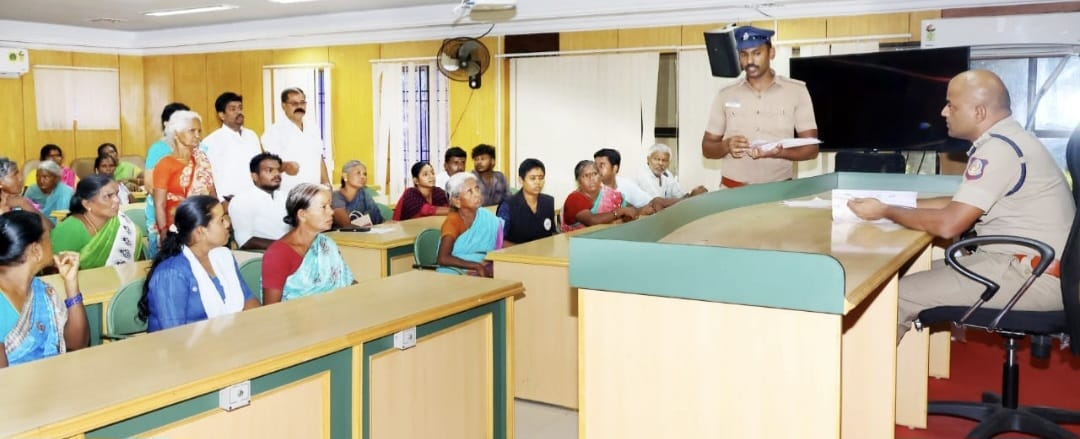 திருநெல்வேலியில், மாநகர காவல் ஆணையர் மற்றும் மாவட்ட காவல் கண்காணிப்பாளர் அலுவலகங்களில் நடைபெற்ற, மக்கள் குறை தீர்க்கும் நாள் கூட்டங்கள்!