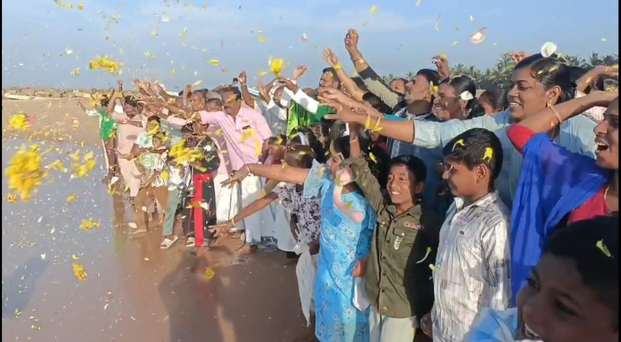 பெரியகாடு மீனவர்களின் சிறப்பு பிரார்த்தனை.. உலக மீனவர் தினத்தை முன்னிட்டு கடல் அன்னைக்கு மலர் தூவி வழிபாடு...