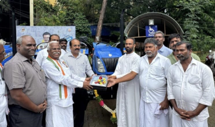 திருநெல்வேலி மாவட்ட கடலோர கிராமங்களின், மீனவ சங்கத்தினருக்கு 29 லட்சம் ரூபாய் மதிப்பிலான, டிராக்டர்கள் வழங்கிய, மாவட்ட ஆட்சித்தலைவர்!