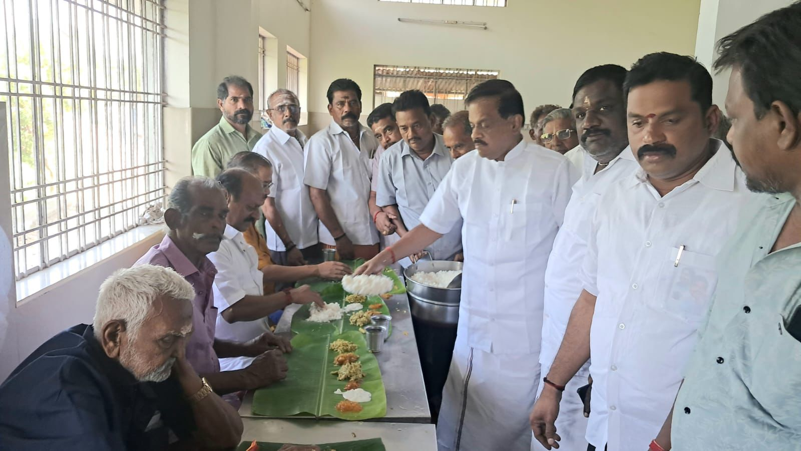 சுசீந்திரம் ஆஸ்ரமத்தில் சபரிமலை அன்னதான ஆரம்ப விழா முன்னாள் அமைச்சர் தளவாய்சுந்தரம் துவக்கி வைத்தார்...