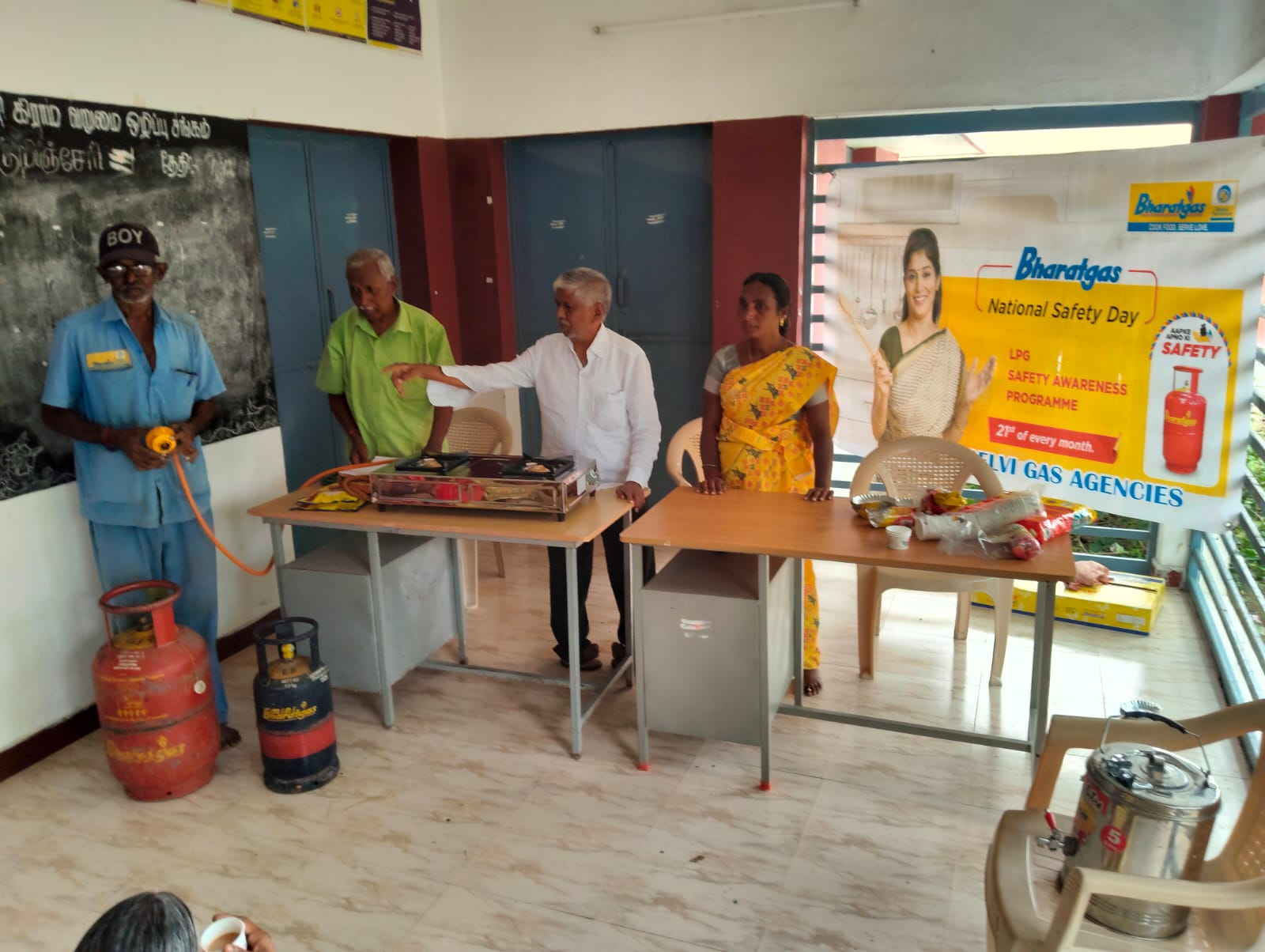 மகாத்மா காந்தி தேசிய ஊரக வேலைவாய்ப்பு உறுதிதிட்ட பணிபுரியும் பயனாயாளர்களுக்கு சமையல் எரிவாயு பாதுகாப்பு விழிப்புணர்வு முகாம்..