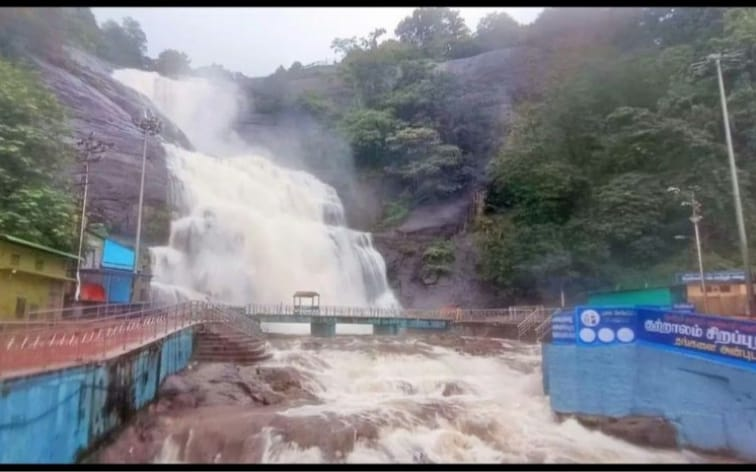 குற்றாலம் பகுதியில் பலத்த மழை அனைத்து அருவிகளில் வெள்ளம் - மாவட்ட நிர்வாகம் குளிக்க தடை.!