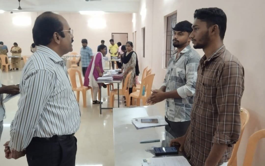 திருநெல்வேலி மாவட்டத்தில், வாக்காளர்களால் நிரப்பி கொடுக்கப்பட்ட படிவங்களை, வாக்குச்சாவடி நிலை அலுவலர்களின், கைபேசி செயலியில் பதிவேற்றும் செய்யும் பணிகளை, நேரில் பார்வையிட்டு ஆய்வு செய்த, மாவட்ட ஆட்சித்தலைவர்!