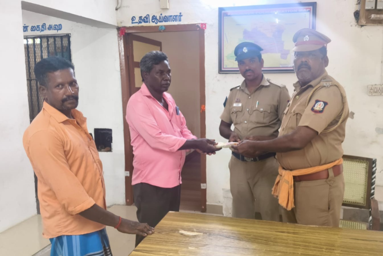 விழுப்புரம் மாவட்ட காவல்துறை கஞ்சனூர் காவல் நிலையம்: கூலி தொழிலாளி தவறவிட்ட ரூபாய் 50,000 பணம் 1/2 மணிநேரத்திற்க்குள் மீட்டு தொழிலாளியிடம் ஒப்படைத்த போலீசார்..