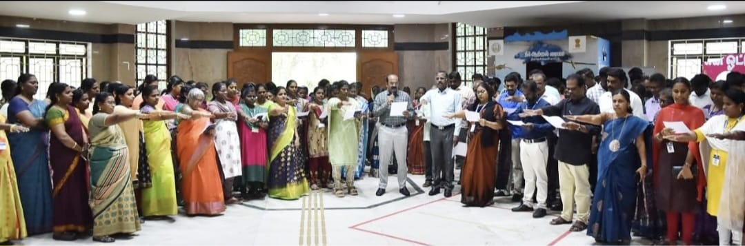 திருநெல்வேலியில், இந்திய அரசியலமைப்பு சட்டம் உருவான தினம் உறுதிமொழி எடுத்துக் கொண்ட அரசு அதிகாரிகள்! மாவட்ட ஆட்சித்தலைவர் உள்ளிட்டோர் பங்கேற்பு!