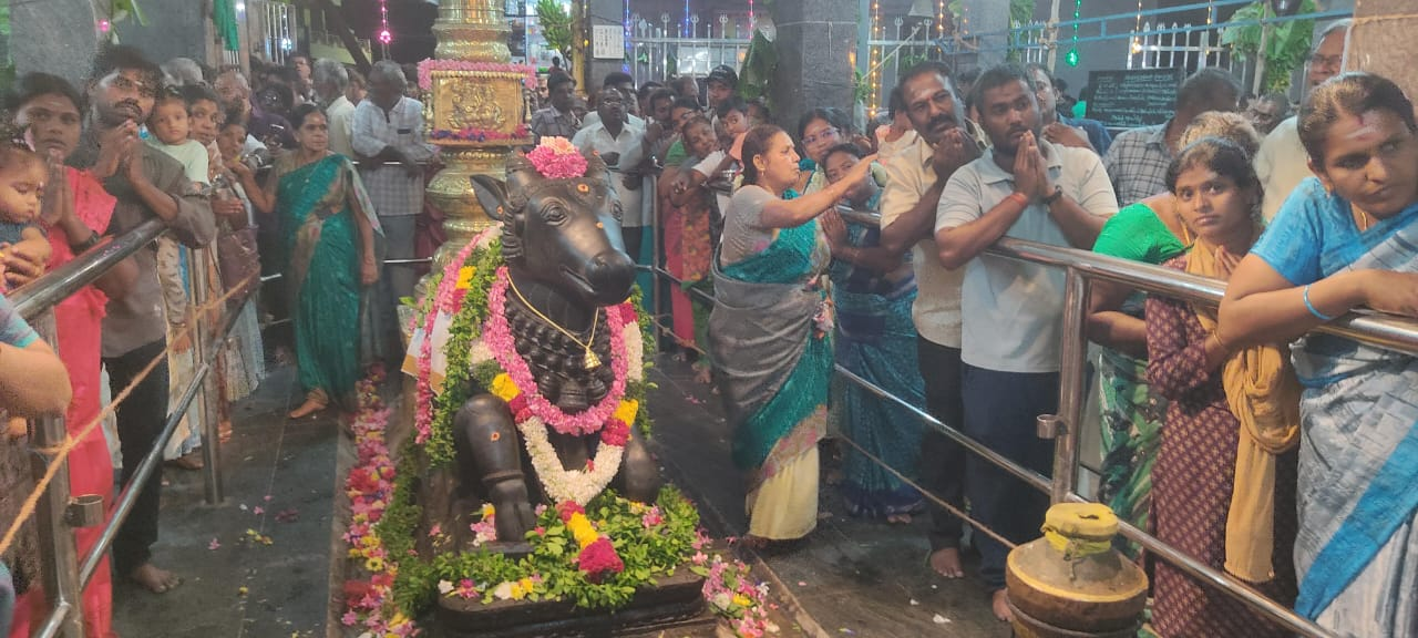 உடுமலை தில்லைநகர் லிங்கேஸ்வரர் கோவில் அன்னாபிஷேக விழா திரளான பக்தர்கள் பங்கேற்பு.. மடத்துக்குளம் பகுதி கோயில்களிலும் அன்னாபிஷேக விழா சிறப்பாக நடந்தது.