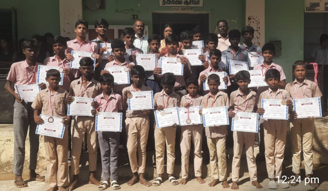 திருநெல்வேலி பேட்டை, நடுக்கல்லூர் அரசு மேல்நிலைப்பள்ளியில், மாணவர்களுக்காக நடைபெற்ற, பாராட்டு விழா! பதக்கம், கோப்பை, சான்றிதழ் ஆகியவற்றை வழங்கி பாராட்டிய தலைமையாசிரியை!