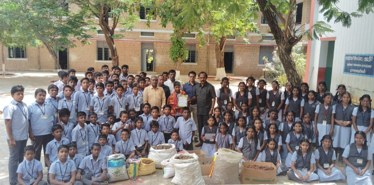 திருநெல்வேலி தாமிரபரணி நதிக்கரையில் 1,00,000 மர விதைகள் தூவ, 27,000 விதை பந்துகள் உருவாக்கி சாதனை படைத்த, தாழையூத்து சங்கர் நகர் சங்கர் மேல்நிலைப்பள்ளி மாணவ- மாணவிகள்!