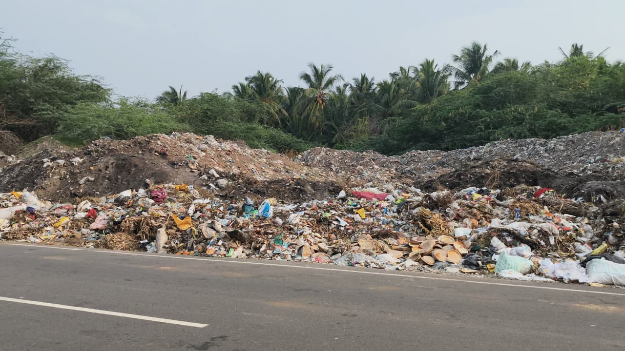 சாலையோர குப்பை, தொற்று நோய் பரவும் அபாயம்.!