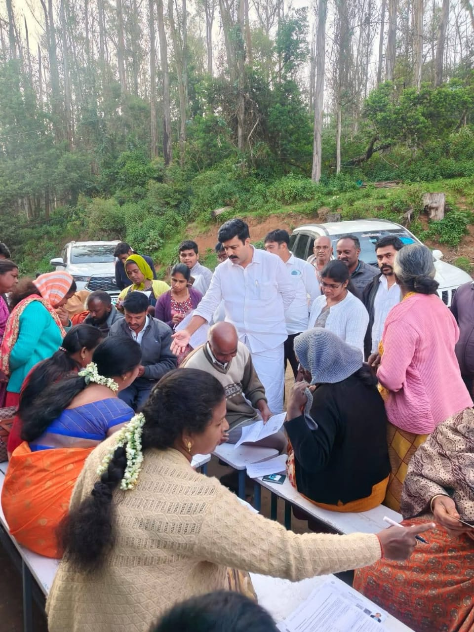 இந்திய தேர்தல் ஆணையத்தின் சிறப்பு திருத்தம் படிவங்களை வழங்கி பூர்த்தி செய்யும் பணியினை..: அ.தி.மு.க மாவட்ட கழகச் செயலாளர் கப்படச்சி.D.வினோத் மேற்பார்வையிட்டார்..