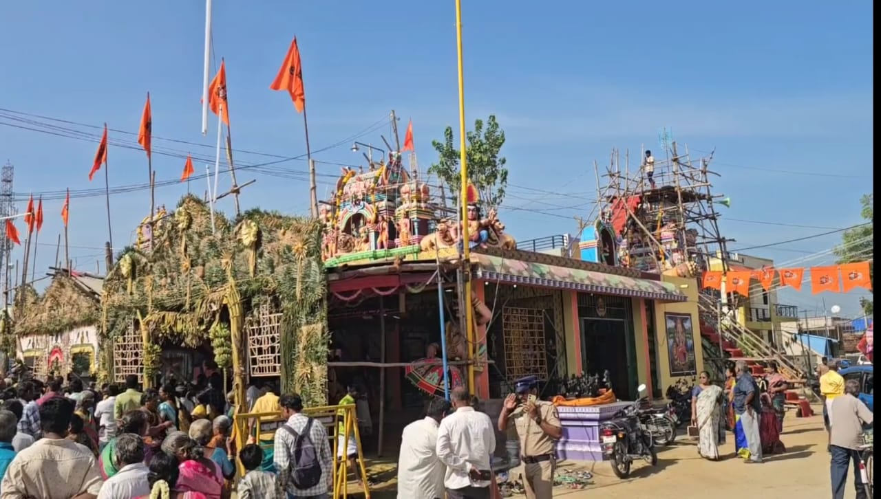 திண்டுக்கல் அருகே உள்ள பஞ்சம்பட்டியில் ஸ்ரீ பட்டாபிஷேக ராமர், விநாயகர் கோவில் கும்பாபிஷேகம் வெகு விமர்சையாக நடைபெற்றது, பிரச்சனைக்குரிய இடத்தில் பொதுமக்களுக்கு அன்னதானம் வழங்கப்பட்டது..