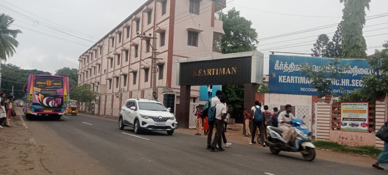 கோவை மாவட்டம் பிரபலமான பள்ளியில் காதலுக்காக மாணவர்கள் அடிதடி