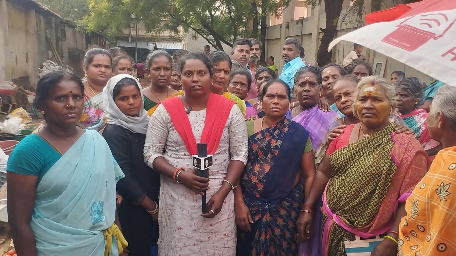 மதுரையில் நெல் பேட்டை பகுதியில் உள்ள தயிர் மார்கெட்டில் கம்யூனிஸ்ட் கட்சி சங்க பொருளாளர் வசூல் ராணி ஜெய பாரதி பிடியில் மாநகராட்சி துணை ஆணையர் ஜெயினுலாபுதின் மற்றும் பணச் செல்வம்!?