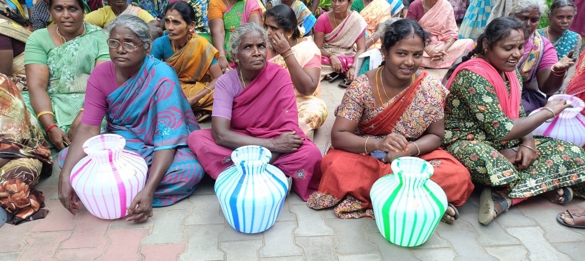 பழனியில் விவசாயம் மற்றும் குடிநீர் தேவைக்கு பயன்படும் குளங்களுக்கு தண்ணீர் திறந்துவிடாமல் பயன்பாடில்லாத பகுதிகளுக்கு தண்ணீர் திறந்துவிடப்படுவதை கண்டித்து நீர்வளத்துறை அலுவலகத்தை காலிக்குடங்களுடன் முற்றுகையிட்ட நூற்றுக்கும் மேற்பட்ட பெண்கள் உட்பட ஏராளமான விவசாயிகள் தர்ணா போராட்டத்தில் ஈடுபட்டனர்.