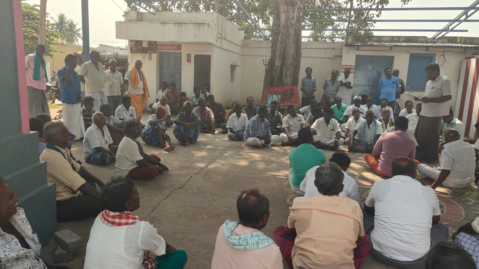 ஆயக்குடியில் வரதமாநதி அணையில் இருந்து நீர் வெளியேற்றம் செய்த அதிகாரிகள் மீது நடவடிக்கை எடுக்க வேண்டும் விவசாயிகள் சங்க ஆலோசனை கூட்டத்தில் தீர்மானம்...