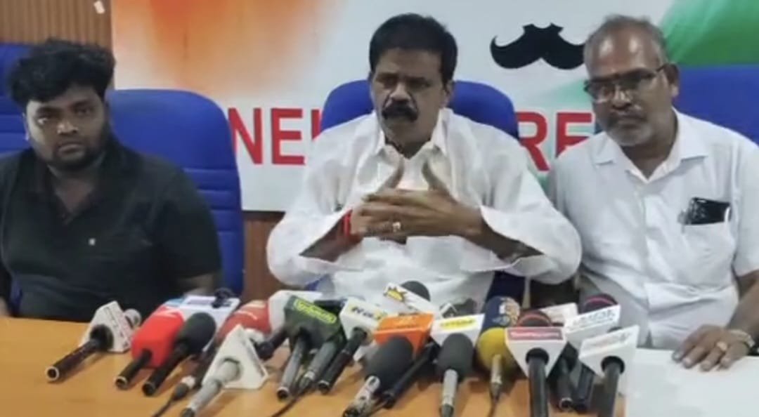 திருநெல்வேலியில் செய்தியாளர்களை சந்தித்த, தவெக தலைவரும், நடிகருமான விஜய்யின், முன்னாள் மேனேஜர் பி.டி செல்வக்குமார்! விஜய்யின் அரசியல் நகர்வுகள் குறித்து, கடுமையாக விமர்சனம் செய்தார்!