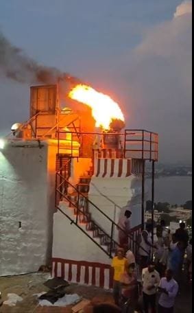 திருப்பரங்குன்றம் மலை உச்சியில் உள்ள தூணில் தீபம் ஏற்றியதற்கான ஆதாரங்கள் உள்ளனவா?மனுதாரர்களுக்கு இரு நீதிபதிகள் அமர்வு கேள்வி