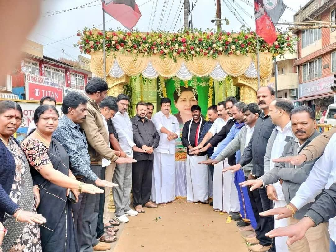 நீலகிரி மாவட்ட உதகை காபி ஹவுஸ் பகுதியில் முன்னாள் முதல்வர் ஜெயலலிதாவின் 9-ஆம் ஆண்டு நினைவு நாள் – மாவட்டச் செயலாளர் கப்பச்சி டி.வினோத் தலைமையில் மலர்தூவி மரியாதை, உறுதிமொழி ஏற்பு