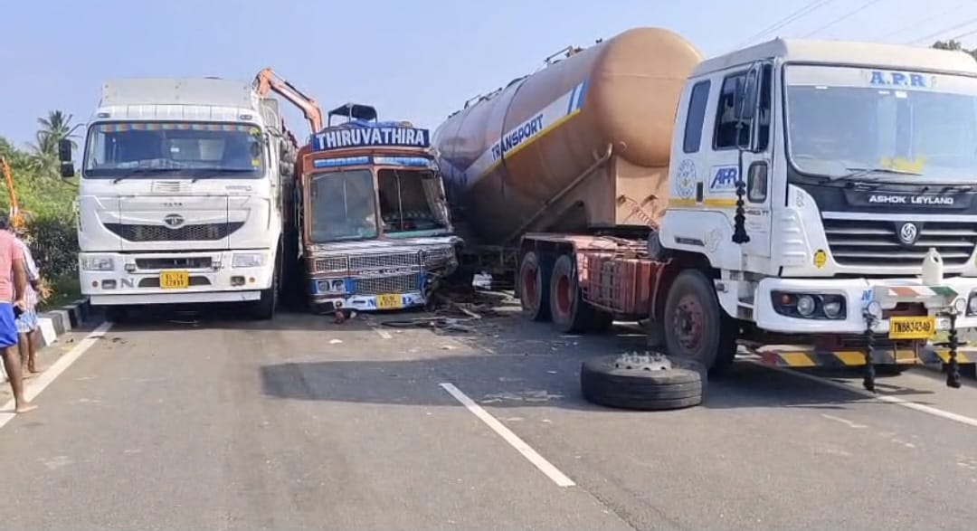திருநெல்வேலி மாவட்டம், பணகுடி நான்கு வழிச்சாலையில், தூத்துக்குடியிலிருந்து நிலக்கரி ஏற்றி வந்த, லாரி விபத்துக்குள்ளானது! மூன்று மணி நேரம் முற்றிலுமாக, போக்குவரத்து பாதிப்பு!