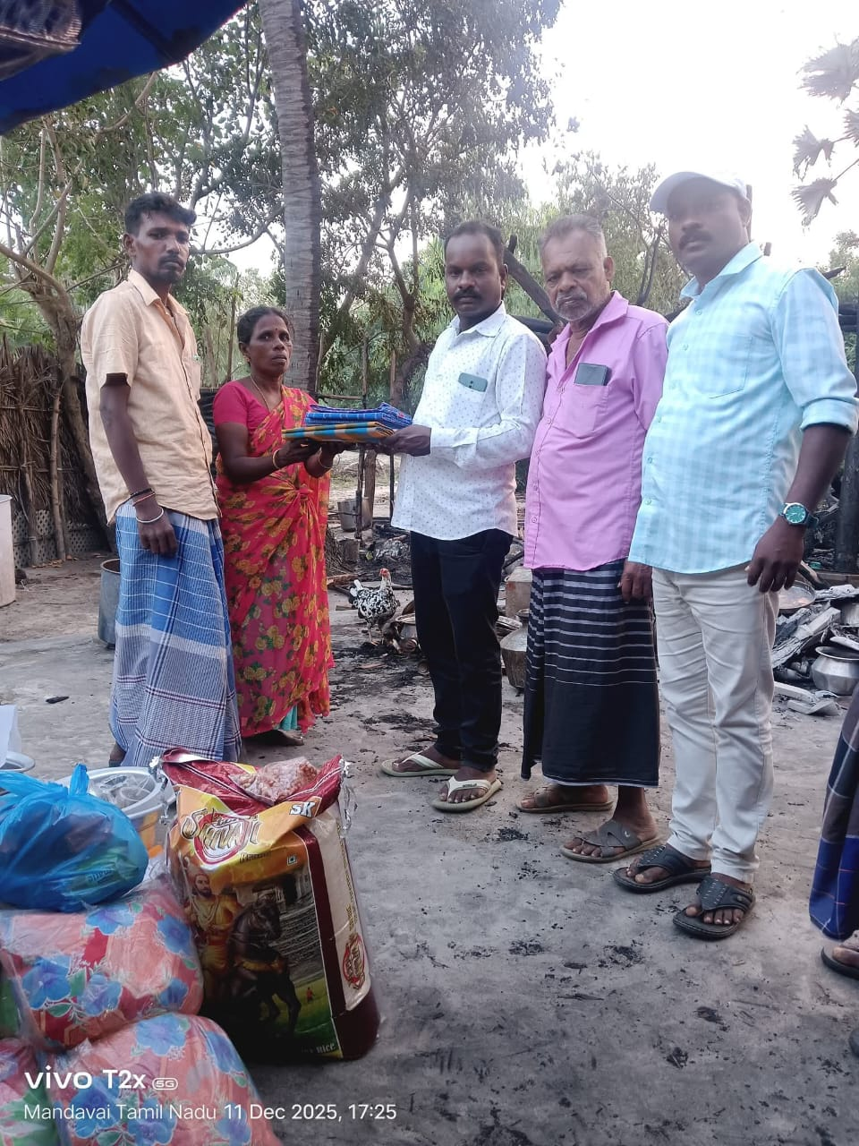 மரக்காணம் பேரூராட்சிக்கு உட்பட்ட 16 வது வார்டு முடங்கி மேடு என்ற பகுதியில் கட்டிடத் தொழிலாளியின் வீடு மின்சாரம் தாக்கி முழுமையாக சாம்பலானது..!