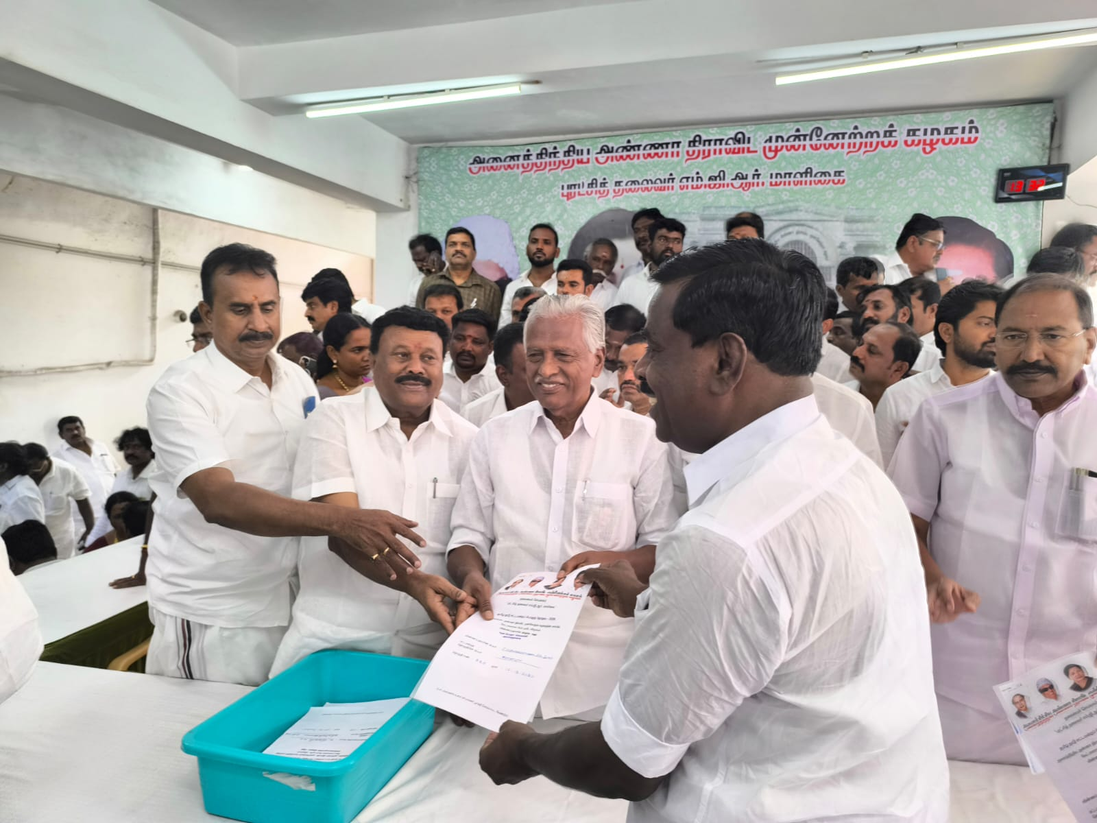 திருநெல்வேலி மாவட்டம், ராதாபுரம் சட்டமன்ற தொகுதியில் எடப்பாடி பழனிச்சாமி போட்டியிட, விருப்பமனு கொடுத்த, முன்னாள் ராஜ்ய சபா எம்.பி.!