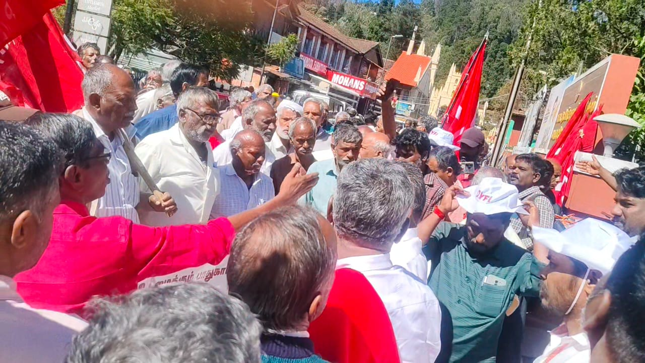 நீலகிரி மாவட்டத்தில் செக்ஸண் 17 பகுதியில் அடிப்படை வசதிகள் கோரி மாவட்ட ஆட்சியர் அலுவலகத்தில் பொதுமக்கள் போராட்டம்..!