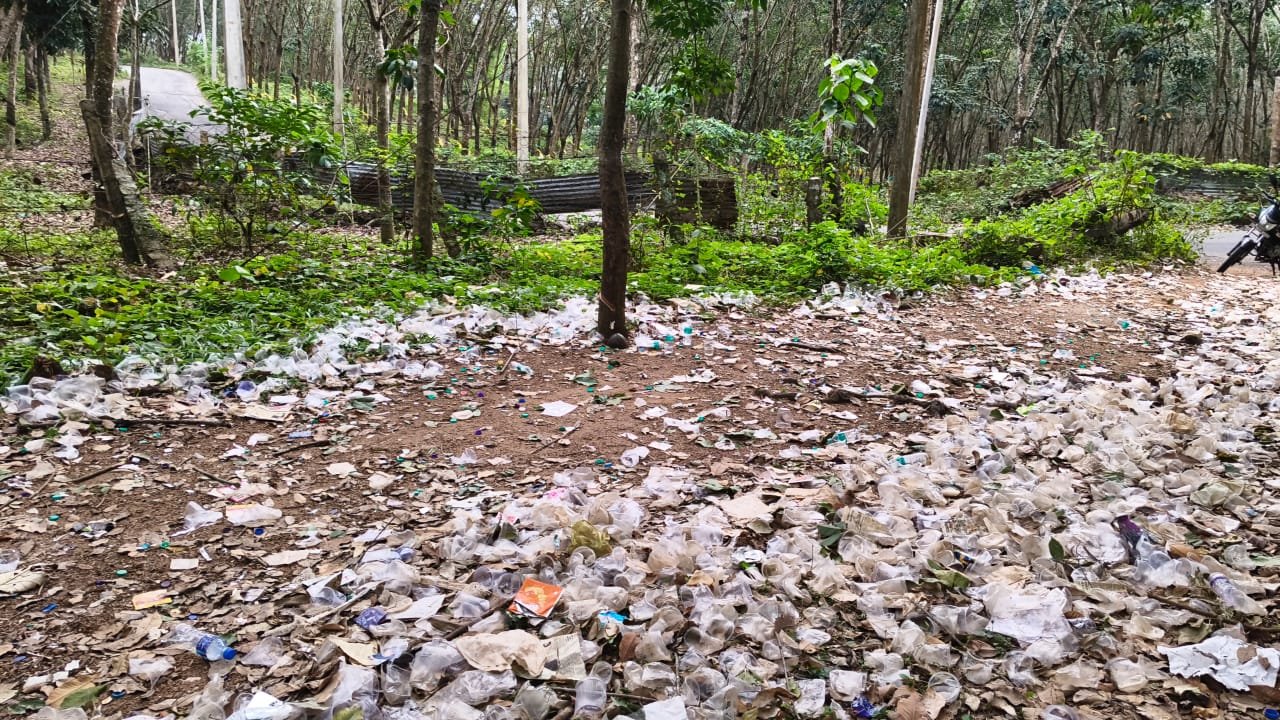 அணைப்பகுதியில் சமூக விரோதிகள் அட்டகாசம்: எச்சரிக்கை பலகை சேதம் - நடவடிக்கை எடுக்குமா பேரூராட்சி நிர்வாகம்?