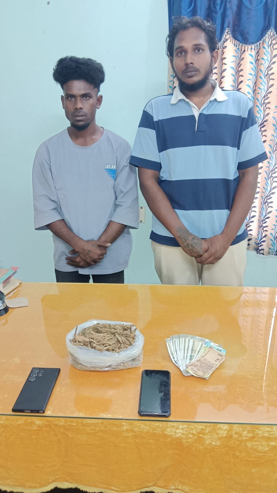 கஞ்சா பொட்டலங்கள் வைத்திருந்த இருவர் கைது