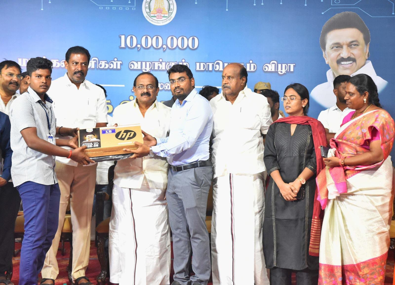 தமிழ்நாடு முதலமைச்சர் மு.க.ஸ்டாலின் அவர்கள் உலகம் உங்கள் கையில் திட்டத்தை தொடங்கி வைத்தார்.