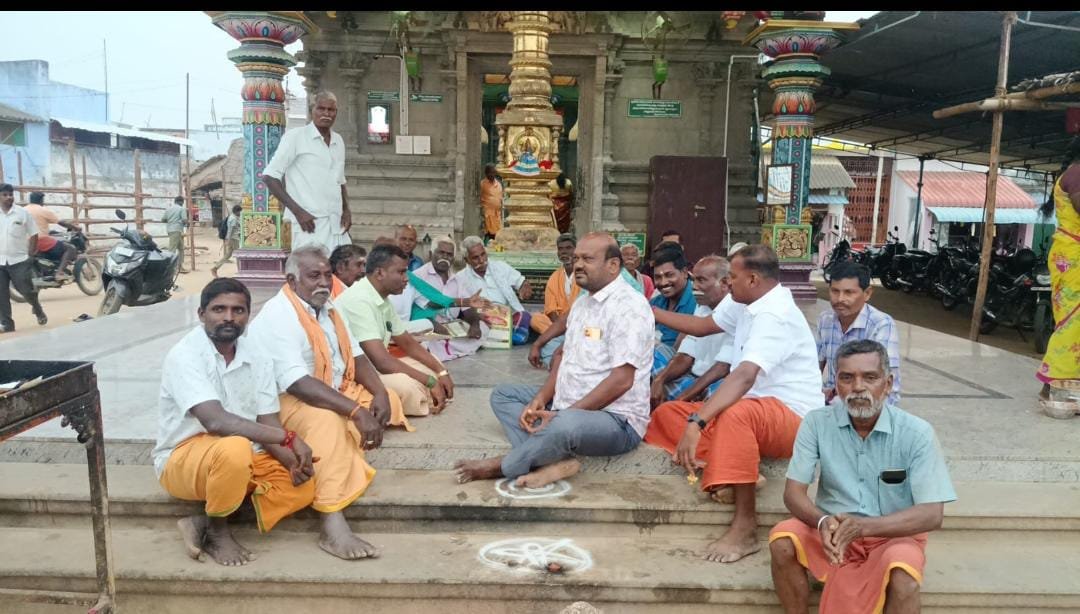 ஜல்லிக்கட்டு போட்டி நடத்துவதற்கான ஆலோசனை கூட்டம் பழனி பெரியகலையம்புத்தூர் ஐ கோர்ட் பத்ரகாளியம்மன் கோவிலில் நடைபெற்றது.