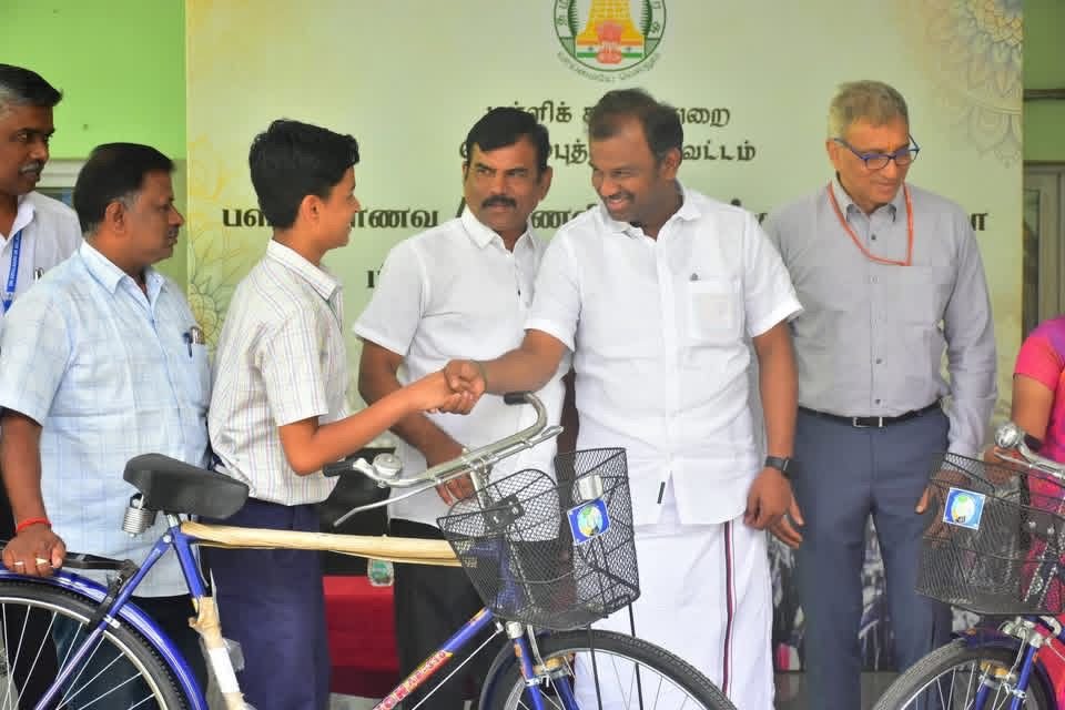 கோவை மாணவ மாணவிகளுக்கு விலையில்லா மிதிவண்டி வழங்கும் விழா