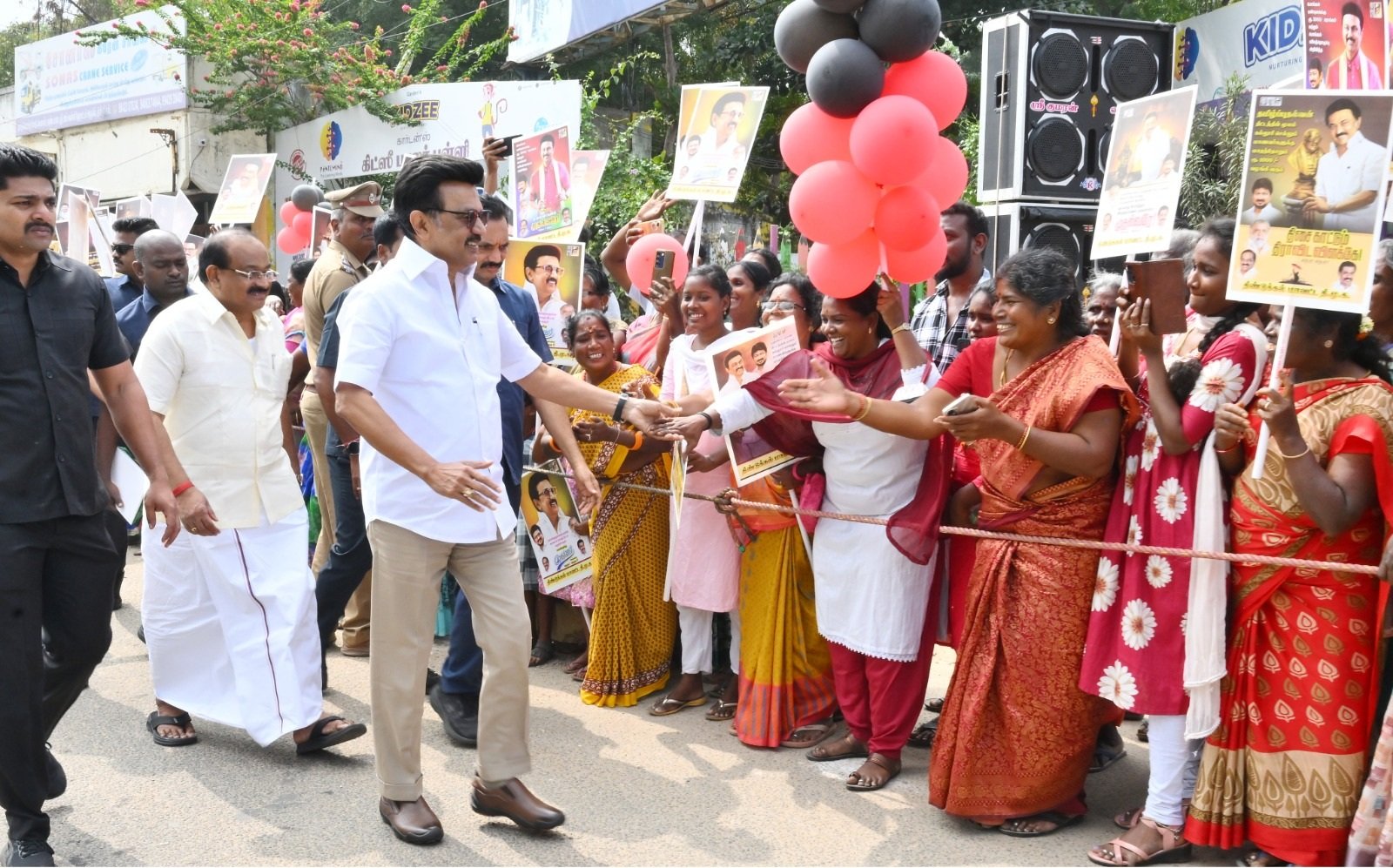 திண்டுக்கல் மாவட்டத்தில் நடைபெற்ற அரசு விழாவில் ரூ.1,594.90 கோடி செலவிலான 111 முடிவுற்ற திட்டப் பணிகளை திறந்து வைத்து, 212 புதிய திட்டப் பணிகளுக்கு அடிக்கல் நாட்டி, 2,62,864 பயனாளிகளுக்கு அரசு நலத்திட்ட உதவிகளை மாண்புமிகு தமிழ்நாடு முதலமைச்சர் திரு. மு. க. ஸ்டாலின் அவர்கள் வழங்கினார்.