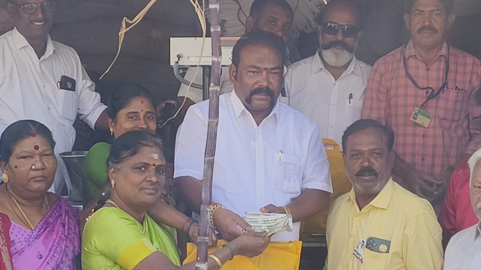 கோவை மாநகராட்சி மத்திய மண்டலம் 80-வது வார்டில் பொங்கல் பரிசுத் தொகுப்பு விநியோகம்