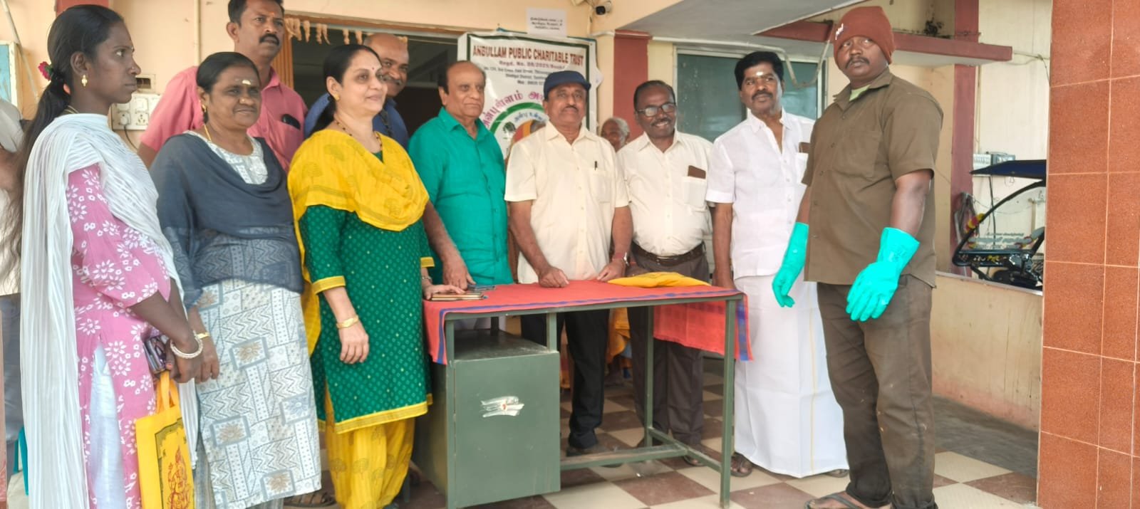 ஆயக்குடி பேரூராட்சியில் தூய்மை பணியாளர்களுக்கு அன்புள்ளம் அறக்கட்டளை சார்பாக கை குளோஸ். தலைக்கு குல்லா போன்றவைகள் வழங்கப்பட்டது