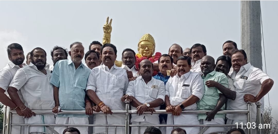 திருநெல்வேலியில் கோலாகலமாக நடைபெற்ற, "தமிழ்நாடு முன்னாள் முதலமைச்சர்" எம்.ஜி.ஆர். 109- வது பிறந்த தின விழா! திருவுருவச்சிலைக்கு மலர்மாலை அணிவித்து இனிப்புகள் வழங்கிய, அதிமுக நிர்வாகிகள்!