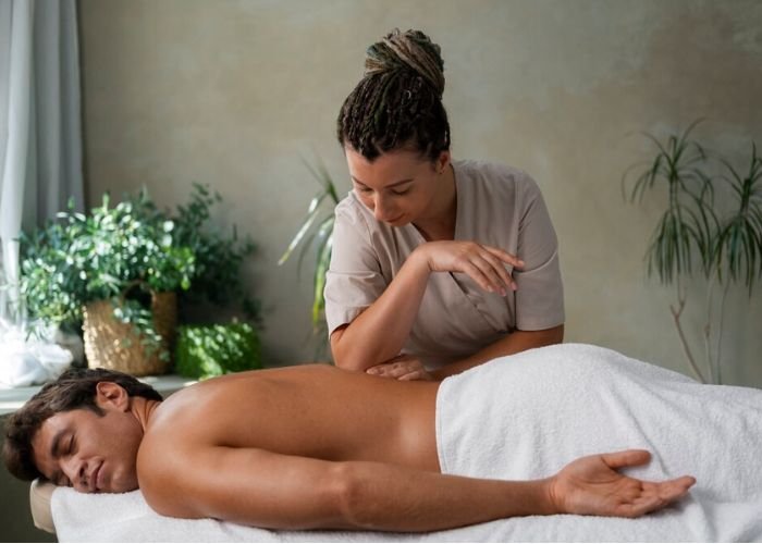 பழனியில் தனியார் தங்கும் விடுதியில் பாலியல் தொழில் நடத்தியதில் இருவர் கைது