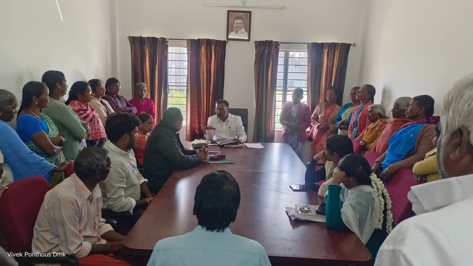 மாநில ஆதிதிராவிடர் மற்றும் பழங்குடியினர் ஆணைய உறுப்பினர் மு.பொன்தோஸ் கொடநாடு ஊராட்சிக்குட்பட்ட அண்ணா நகர் காமராஜ் நகரி அதிகாரிகளுடன் ஆய்வு.