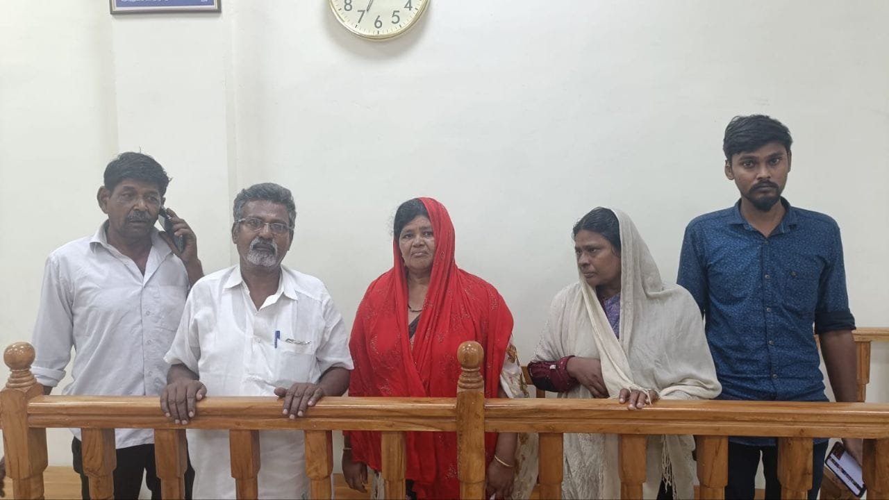 செங்கோட்டை அருகே மகள் வழிப்பேரனுக்கு மட்டும் பணம் கொடுப்பதாக கூறி 65 வயது பாட்டியை அடித்துக் கொலை செய்த 5 பேருக்கு ஆயுள் தண்டனை தென்காசி நீதிமன்றம் பரபரப்பு தீர்ப்பு.