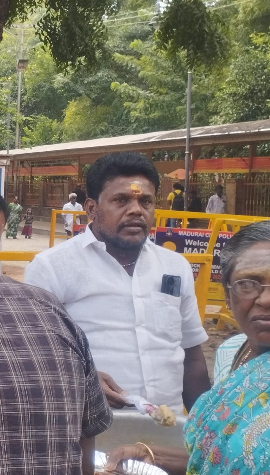 மதுரை நெல் பேட்டை தயிர் மார்கெட்டில் பெண் வியாபாரிகளிடம் தொடர்ந்து தகராறு செய்யும் முட்டை கடை நடத்தி வரும் அண்பழன் மற்றும் கணேசன்..