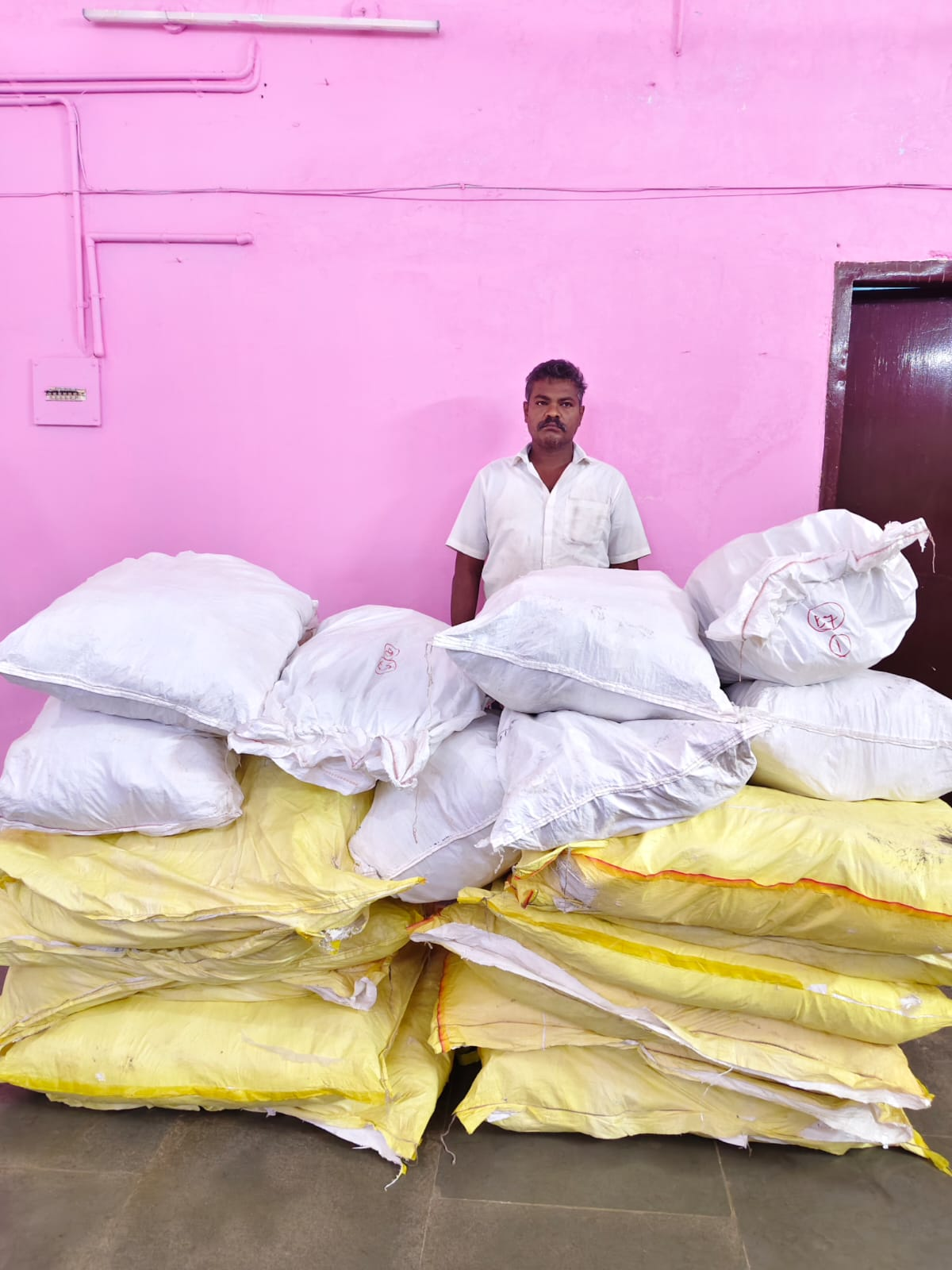 தென்காசி மாவட்டம் இலஞ்சியில் தமிழக அரசால் தடை செய்யப்பட்ட புகையிலைப் பொருட்கள் பறிமுதல்..