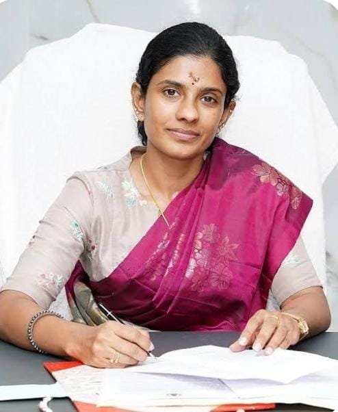 சோதனைகளை சாதனைகளாக மாற்றிய மதுரை மாநகராட்சியின் முதல் பெண் ஆணையாளர் "சித்ரா விஜயன்" (IAS)...