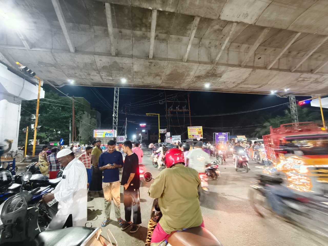 மதுரை : ரிசர்வ் லைன் பகுதியில் உள்ள ரவுண்டானாதால் விபத்துகள் மற்றும் போக்குவரத்து நெருக்கடி ஏற்படுகிறது...