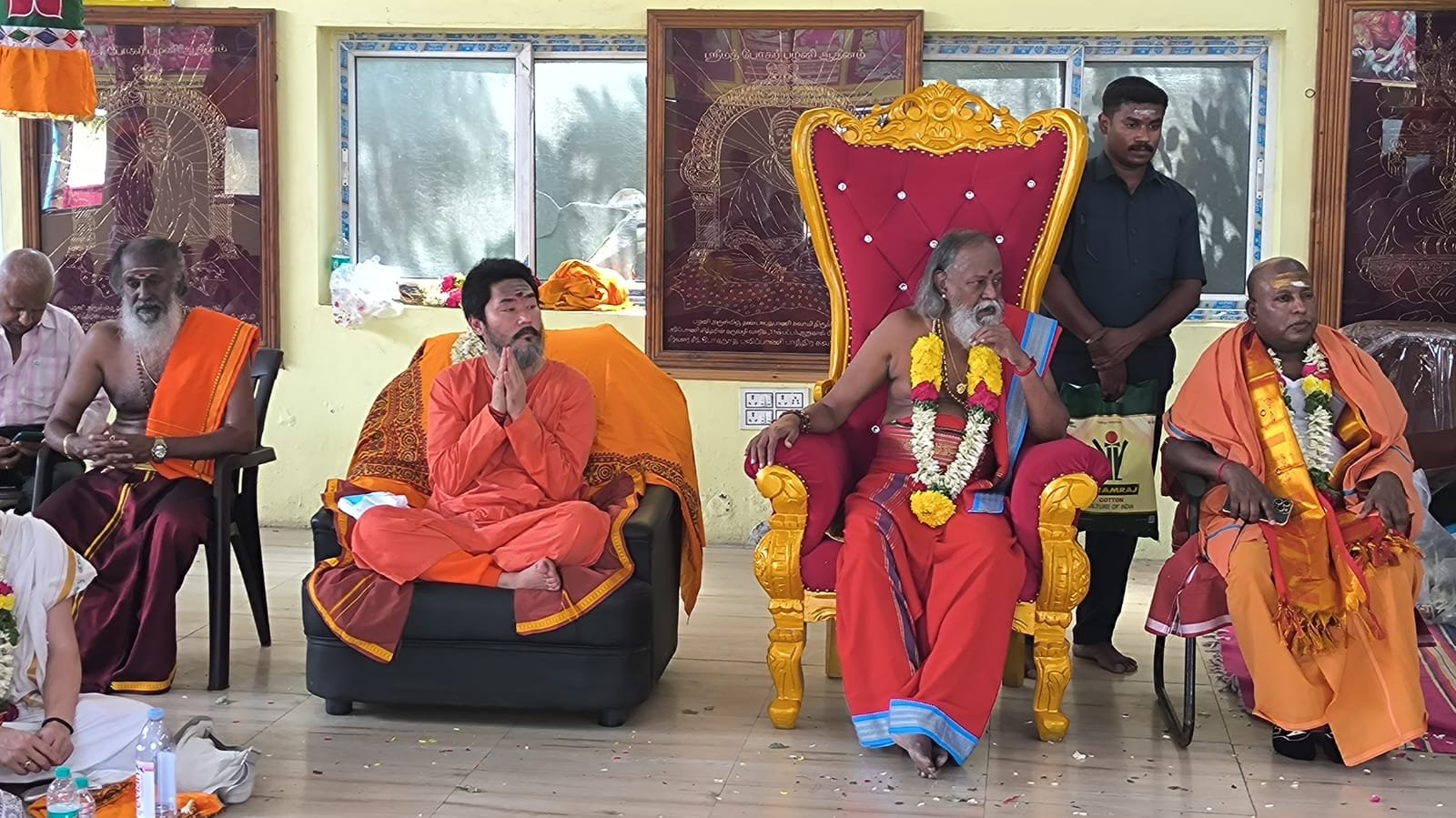 ஜப்பானை சேர்ந்த முருக பக்தர்களின் வேல் தீர்த்த யாத்திரை, பழனியில் புலிப்பாணி சுவாமிகள் தலைமையில் நடைபெற்றது.