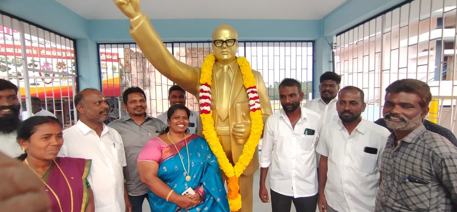 விடுதலை சிறுத்தைகள் சார்பில் அம்பேத்கர் – காமராஜர் – பெரியார் சிலைகளுக்கு மாவட்டச் செயலாளர் சகோதரி மாலை அணிவித்து மரியாதை...