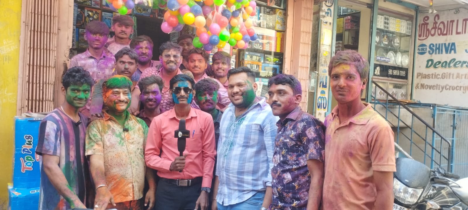 மதுரையில் மகிழ்ச்சி மற்றும் வண்ணங்களின் திருவிழாவான ஹோலி பண்டிகை கொண்டாடப்பட்டது.