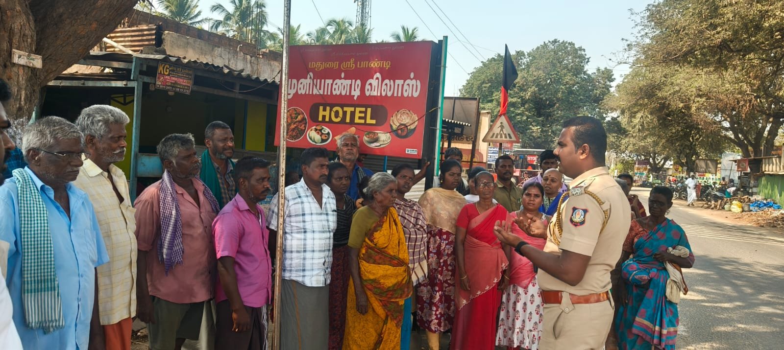 குற்றத் தடுப்பு விழிப்புணர்வு முகாம்துங்காவி கிராமத்தில் கணியூர் காவல்துறையின் விழிப்புணர்வு - பொதுமக்கள் வரவேற்பு!