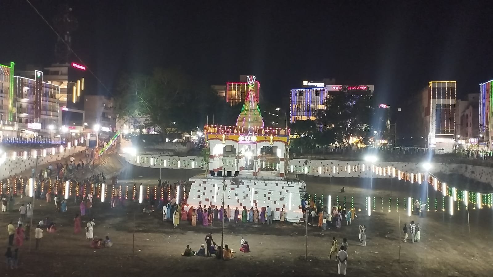 மதுரை கூடலழகர் பெருமாள் கோயில் தெப்பத் திருவிழா வெகு விமர்சியாக கொண்டாடப்பட்டது